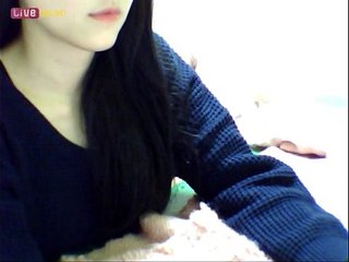 Sexy Korean girl gets down and dirty in chat